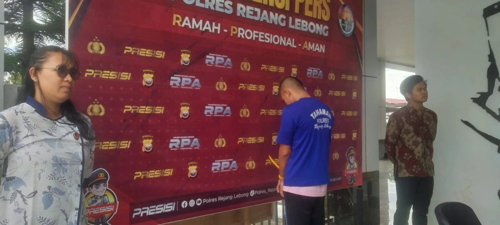 pelaku didampingi anggota unit PPA Satreskrim Polres Rejang Lebong